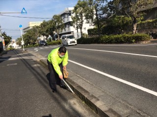 月例全社員会議後の道路清掃